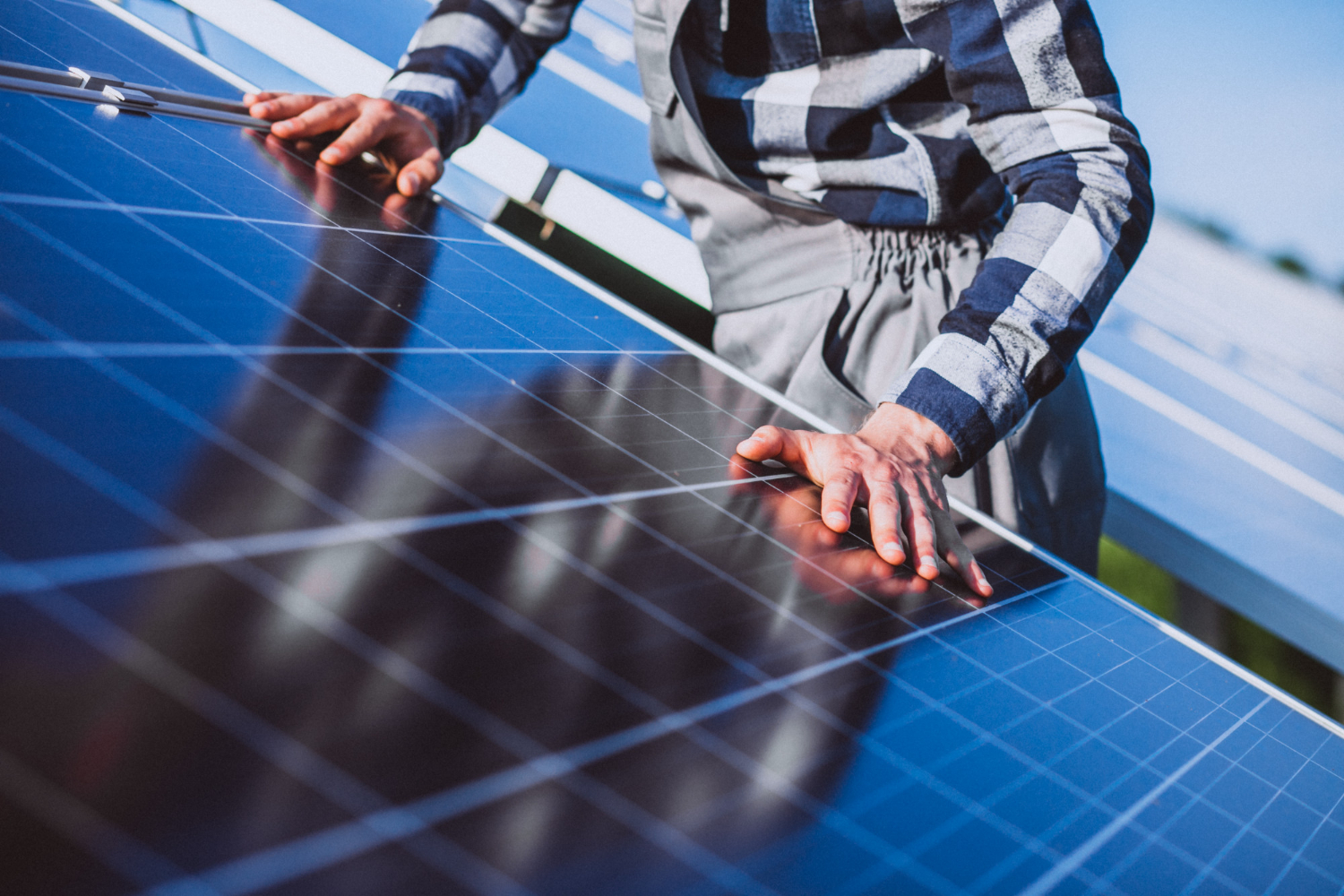 Instalación de paneles solares sobre el techo de una vivienda