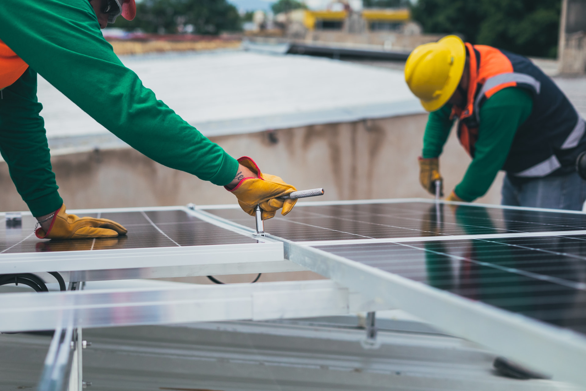 Equipo de instaladores ElecSol asegurando paneles solares en un techo